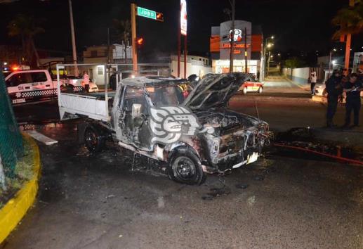 En Veracruz, se prende en llamas camioneta particular