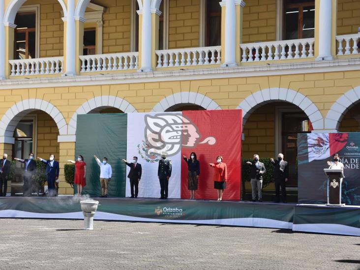 Autoridades de Orizaba conmemoran el Día de la Bandera