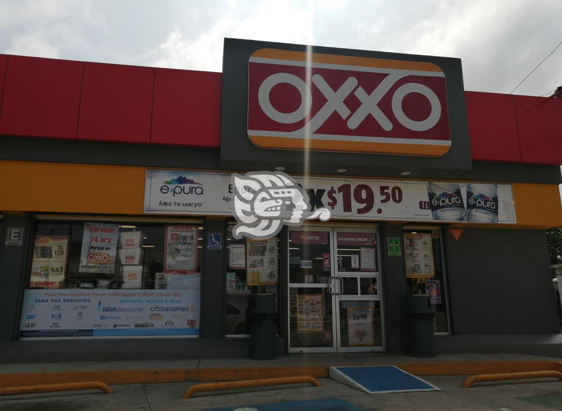 Solitario delincuente asalta sucursal de Oxxo en el Centro de Coatza