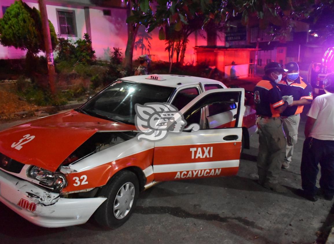 Ebrio taxista impacta automóvil estacionado en Acayucan