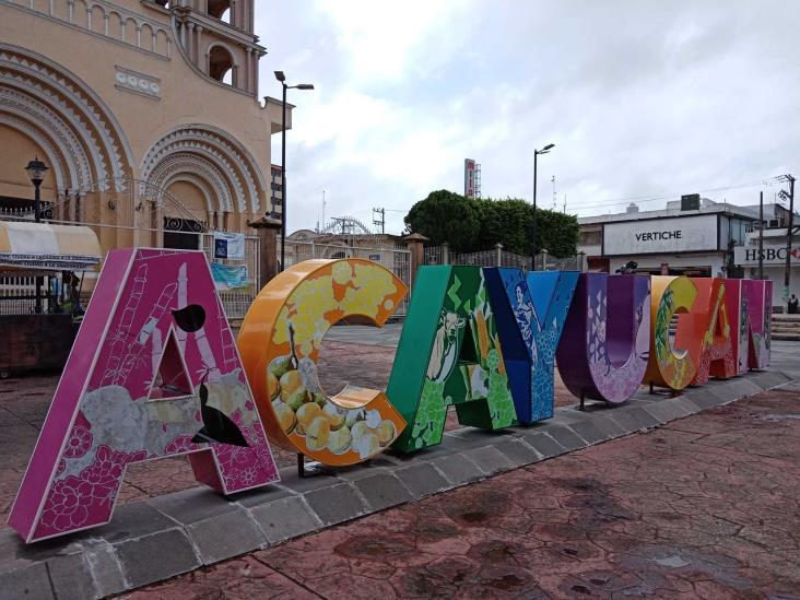 Destruyen letras de Acayucan en el parque Benito Juárez