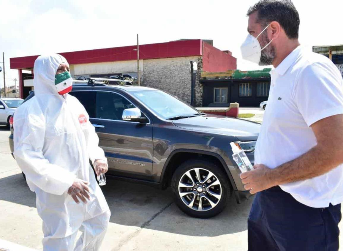 En el malecón ofrecen sanitización gratuita a autos en Coatzacoalcos