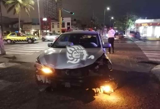 Se registra accidente entre dos vehículos particulares en Veracruz