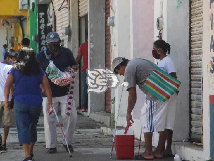 Subsisten de la venta de dulces y frituras en el centro de Coatzacoalcos