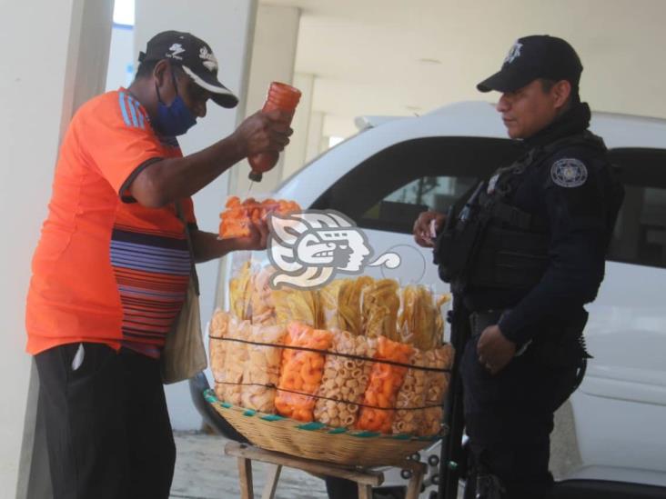 Subsisten de la venta de dulces y frituras en el centro de Coatzacoalcos