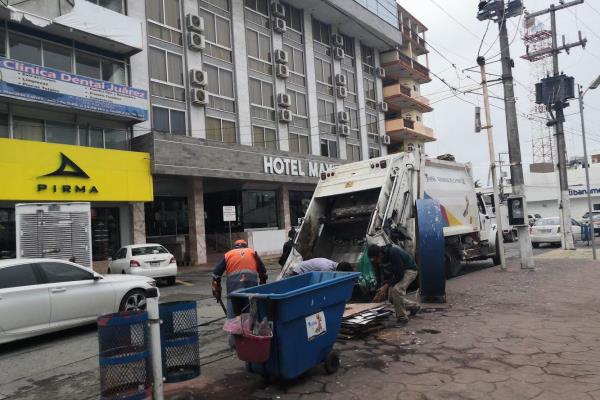 Tuxpeños hacen mal uso de contenedores de basura, acusan