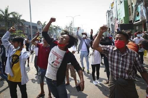 Matan la policía y el ejército al menos a 18 manifestantes en Myanmar: ONU