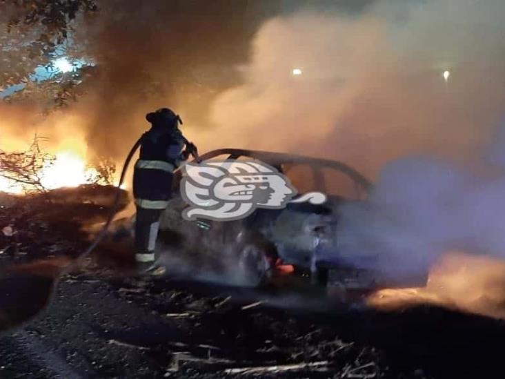 Se incendia vehículo en carretera federal 180