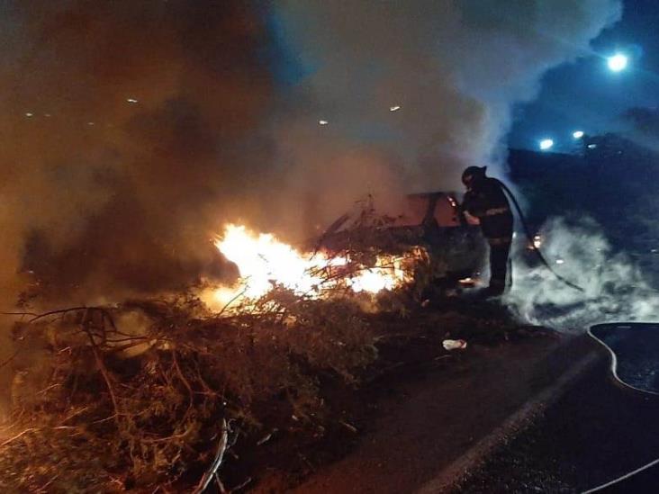 Se incendia vehículo en carretera federal 180