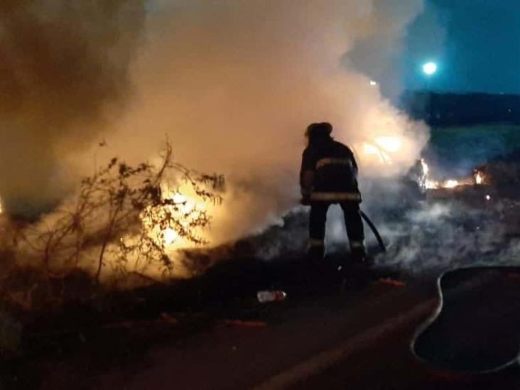 Se incendia vehículo en carretera federal 180