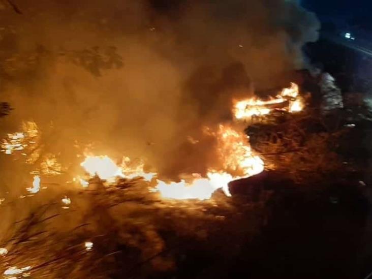 Se incendia vehículo en carretera federal 180