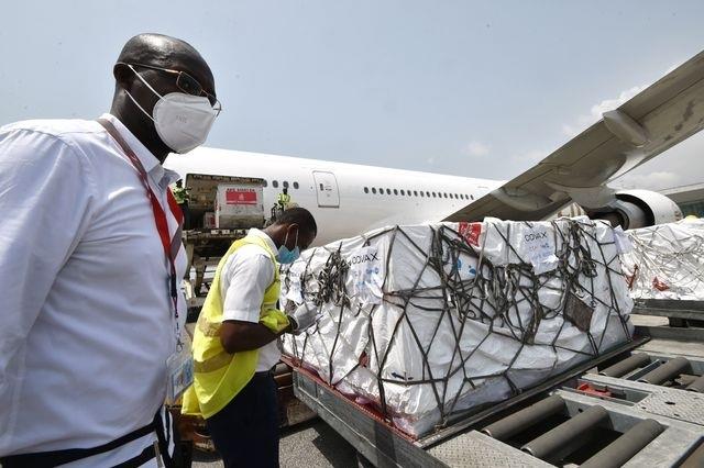 Presidente de Ghana, primero en recibir vacuna gratuita de Covax