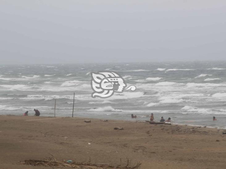 En pleno nortazo, desafían al mar en playas de Agua Dulce