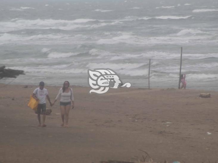 En pleno nortazo, desafían al mar en playas de Agua Dulce