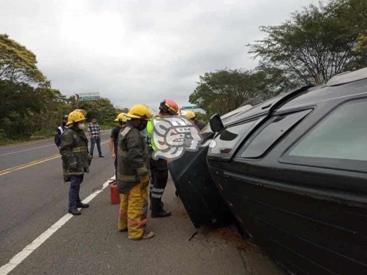 Tras viajar en exceso de velocidad, camioneta se vuelca sobre libramiento Coatepec