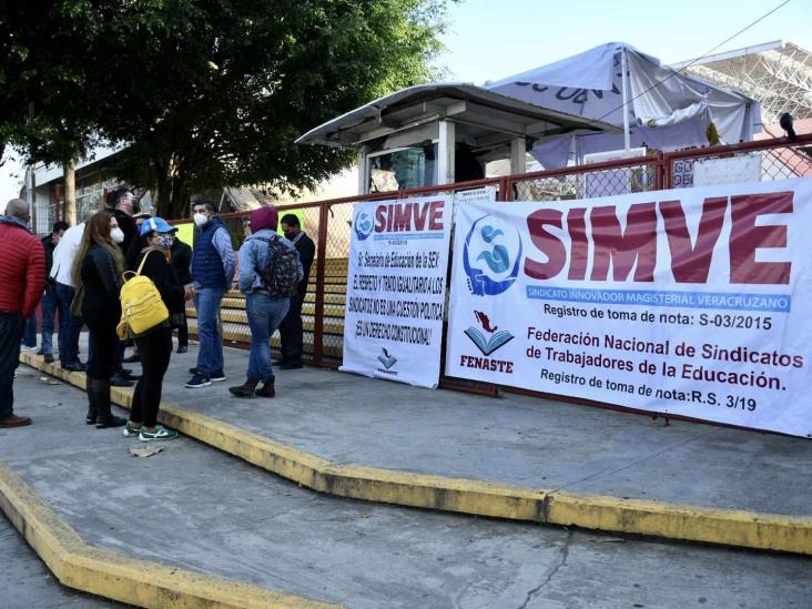 Profesores del Simve toman la SEV; exigen cumplir acuerdos