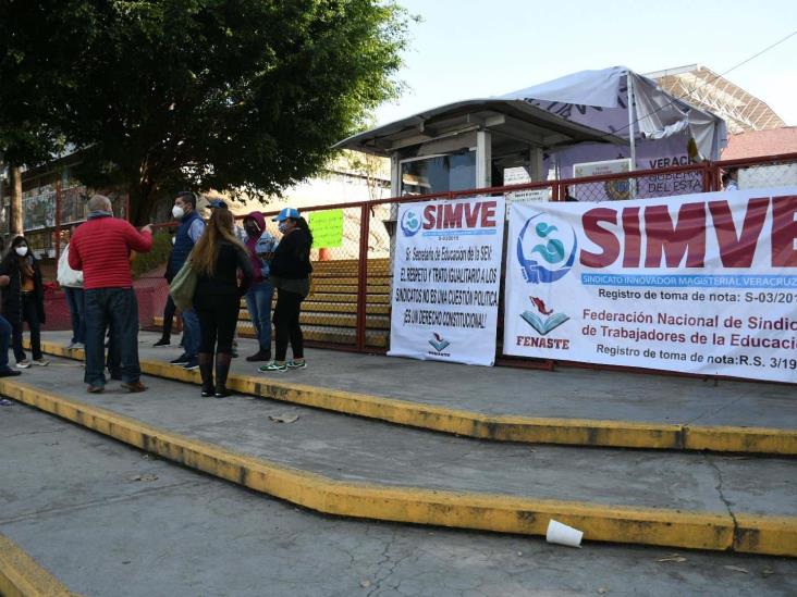 Profesores del Simve toman la SEV; exigen cumplir acuerdos