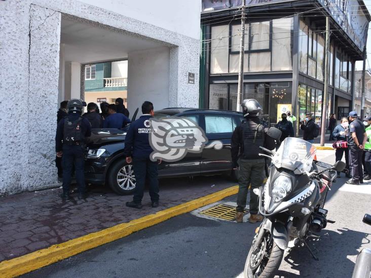 Se estrellan contra fachada de un banco en Orizaba