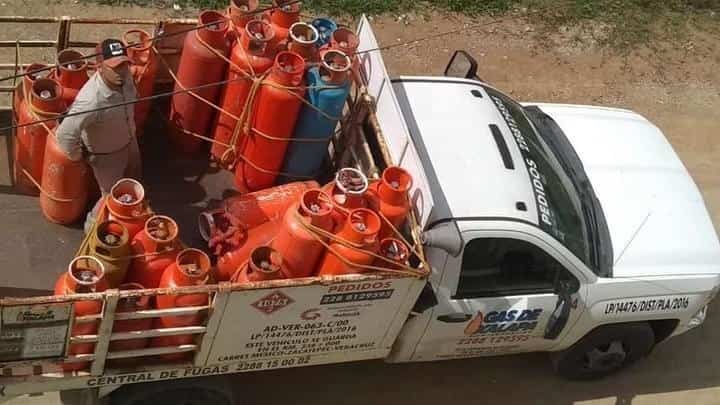Empresa gasera ordeña tanques a la vista de sus clientes