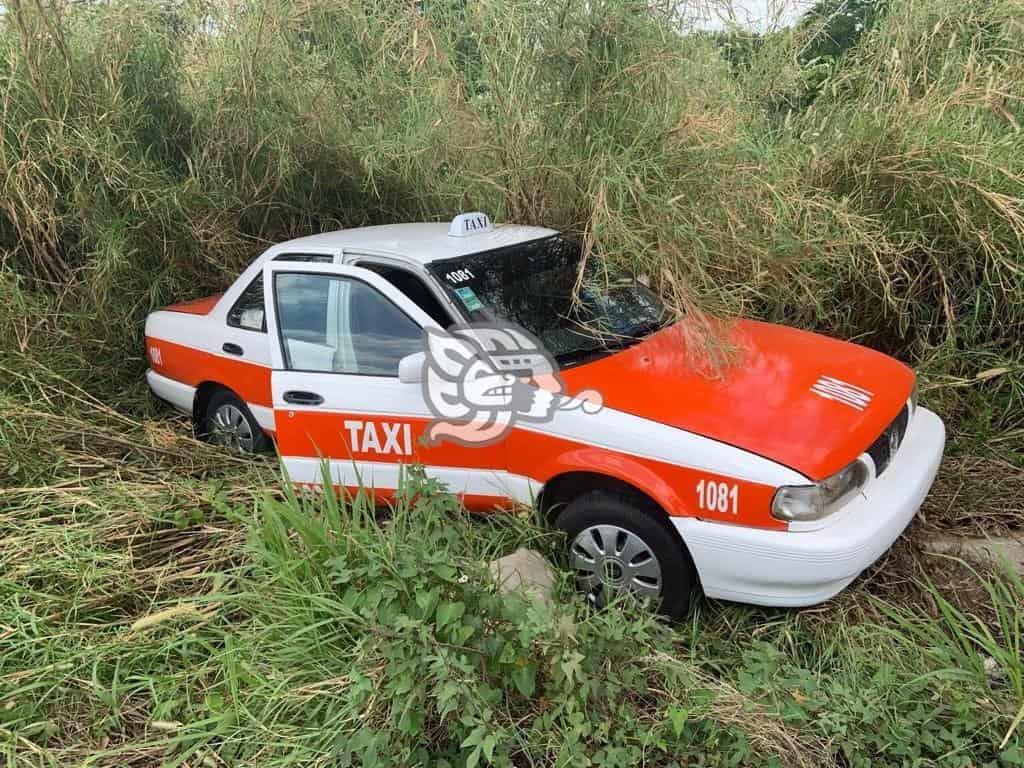 Taxista acayuqueño se sale de la Transístmica; dos paajeros heridos