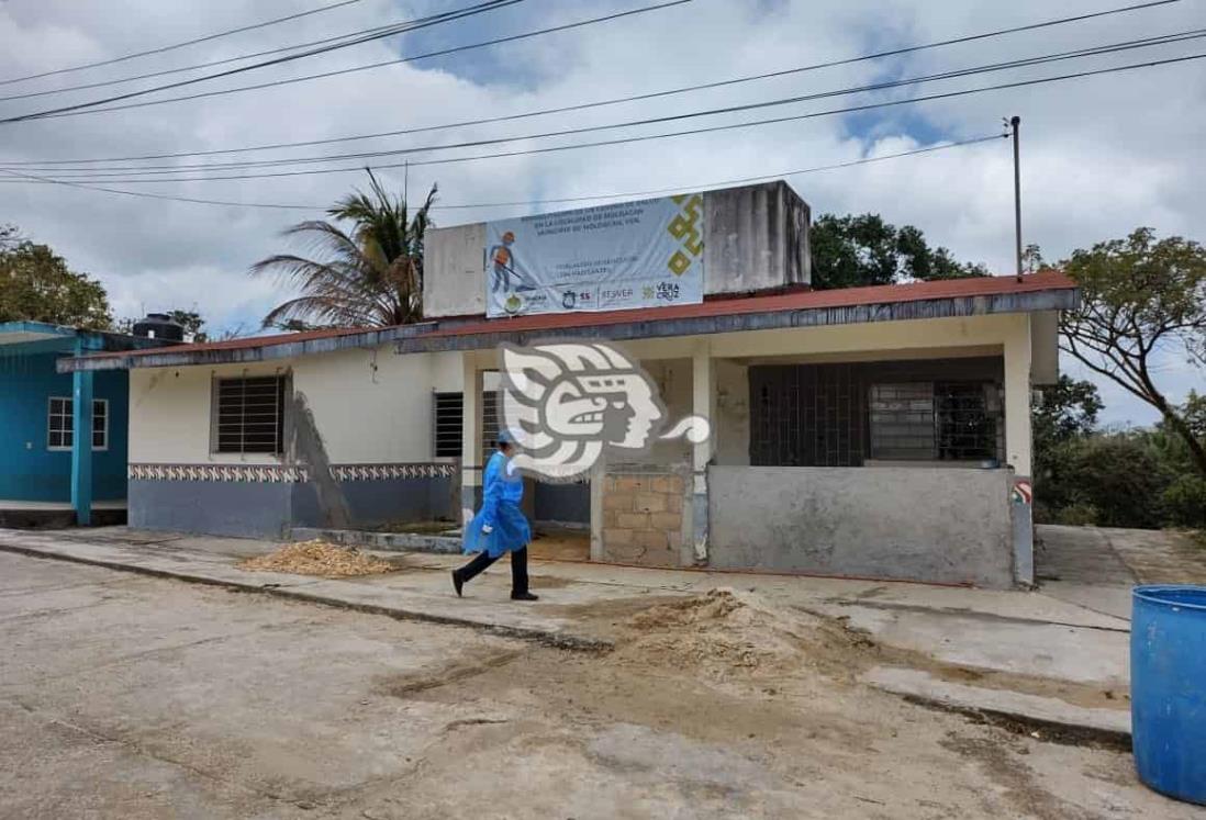 Continúan trabajos de mantenimiento en Centro de Salud de Moloacán 