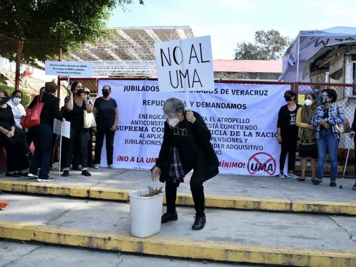 Xalapa: jubilados se manifiestan contra la aplicación de la UMA