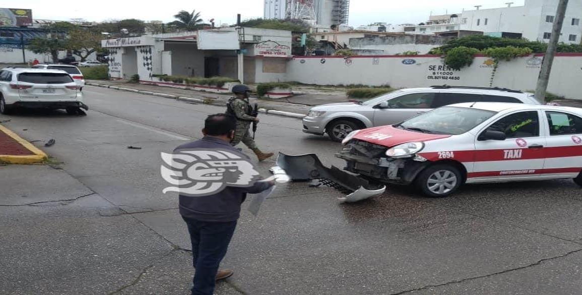 Aparatoso accidente en Coatzacoalcos deja cuantiosos daños materiales