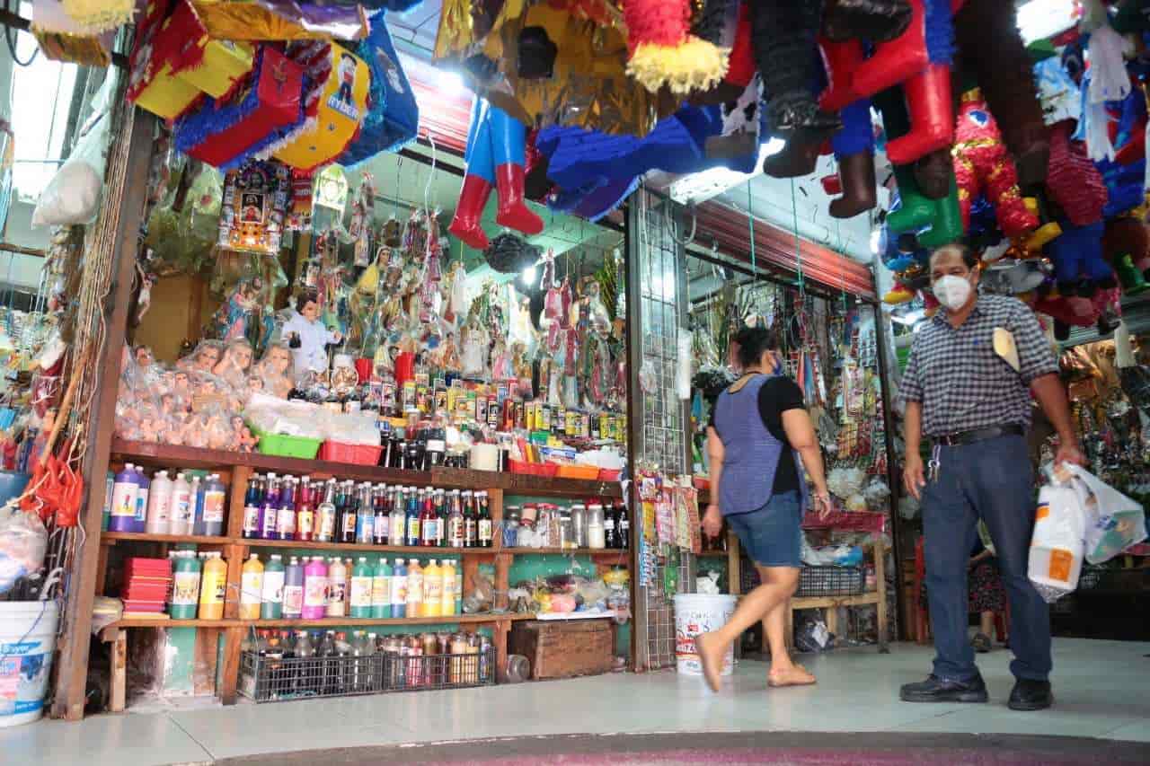 Bajas ventas en los locales de santería en mercado de Coatza