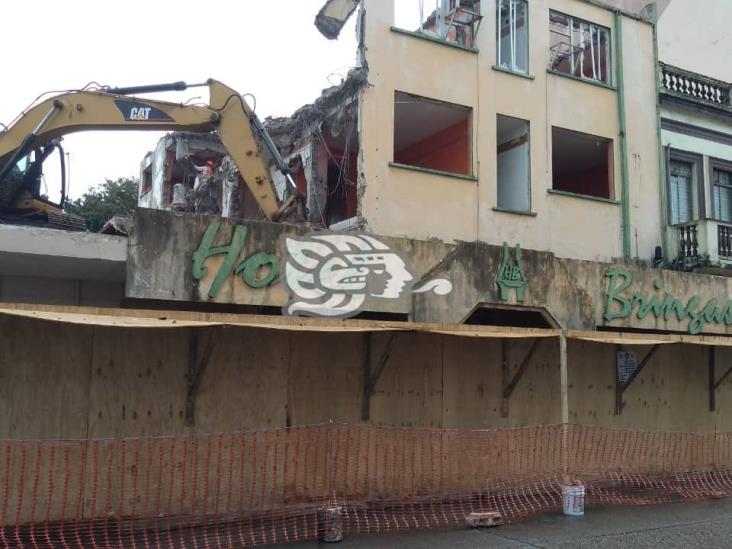 Demolición de hotel en el centro de Coatza daña vivienda de abuelitos