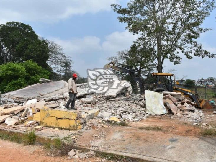 Demuelen instalaciones abandonadas del Semefo en Acayucan