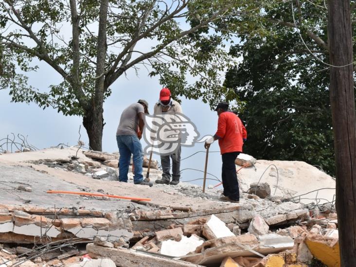 Demuelen instalaciones abandonadas del Semefo en Acayucan