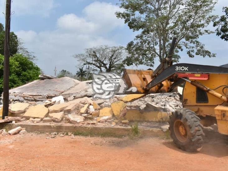 Demuelen instalaciones abandonadas del Semefo en Acayucan