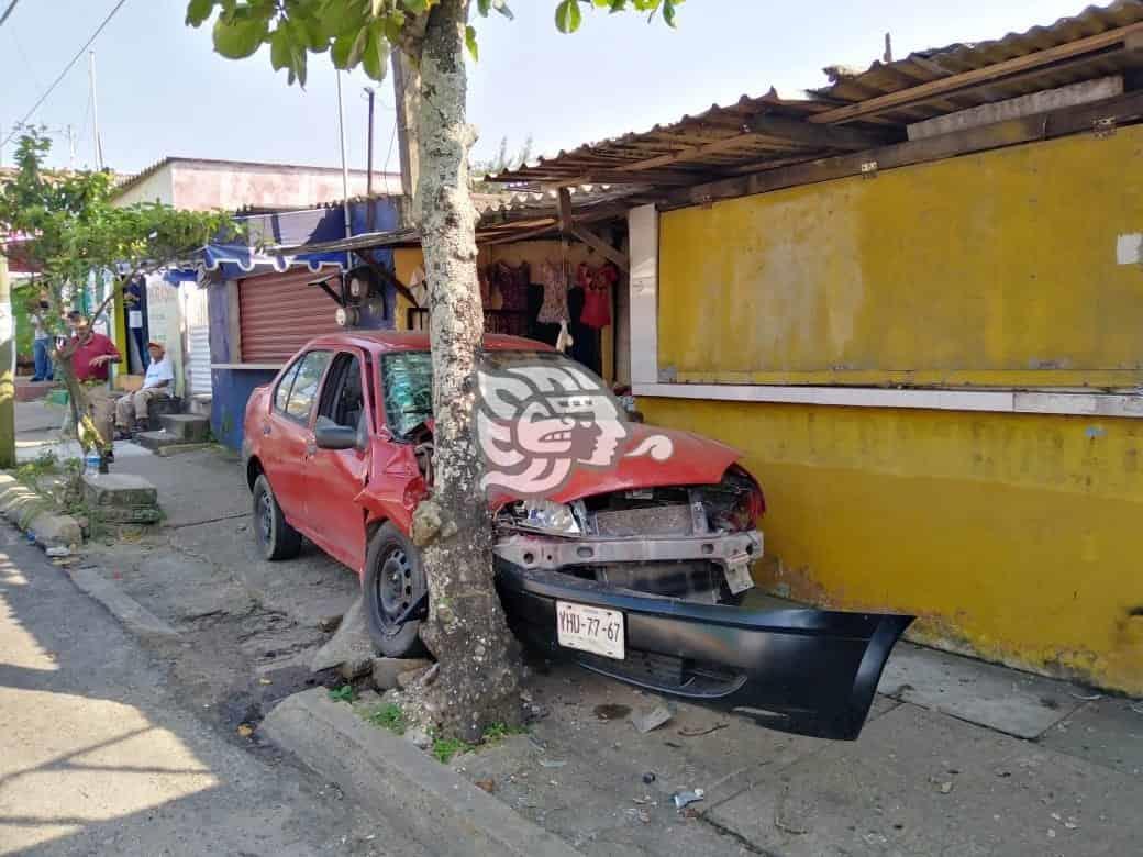 Conductor se queda sin frenos y sufre aparatoso accidente en Coatza