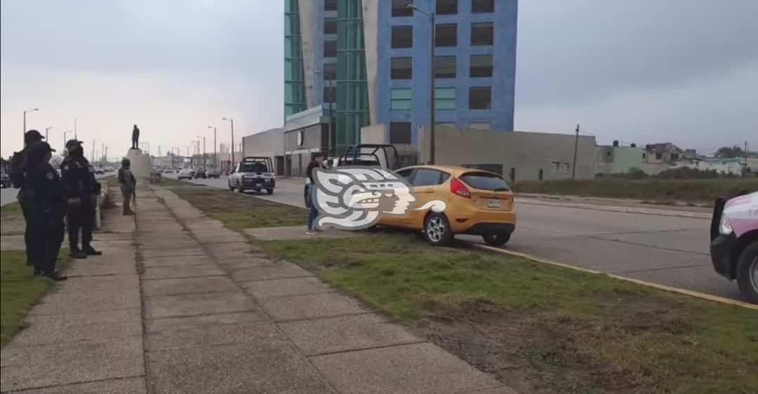 Mujer se desmaya mientras manejaba en el malecón de Coatza