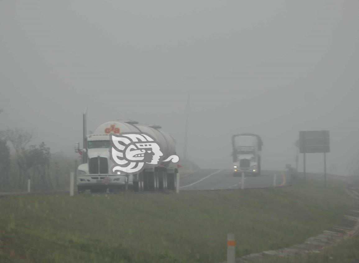 Densa neblina reduce visibilidad de con ductores en el sur de Veracruz
