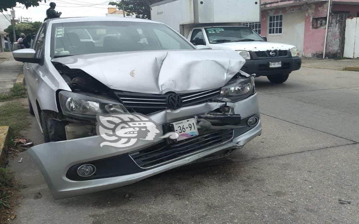 Aparatoso accidente en Coatzacoalcos deja dos personas lesionadas