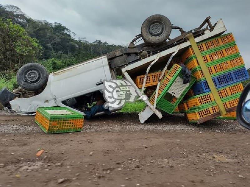 Se salvan carranceños tras aparatosa volcadura en Uxpanapa