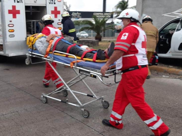 Se registra fuerte accidente en Veracruz; deja prensado a hombre