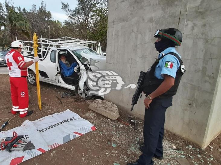 Se registra fuerte accidente en Veracruz; deja prensado a hombre