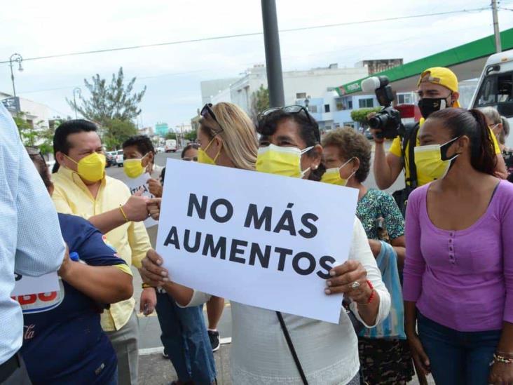 Militantes del PRD realizan protesta ante aumentos al precio de combustibles