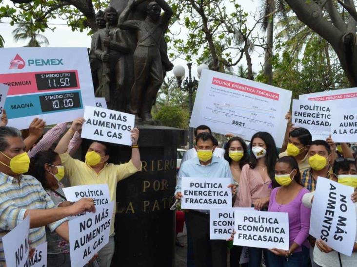 Militantes del PRD realizan protesta ante aumentos al precio de combustibles