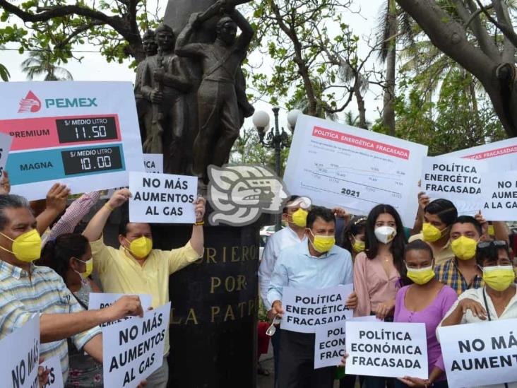 Militantes del PRD realizan protesta ante aumentos al precio de combustibles