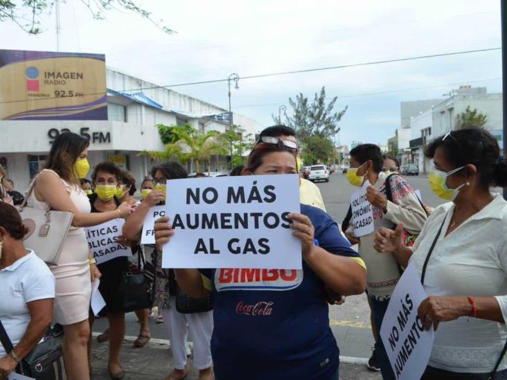 Militantes del PRD realizan protesta ante aumentos al precio de combustibles