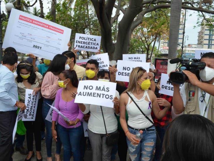 Militantes del PRD realizan protesta ante aumentos al precio de combustibles