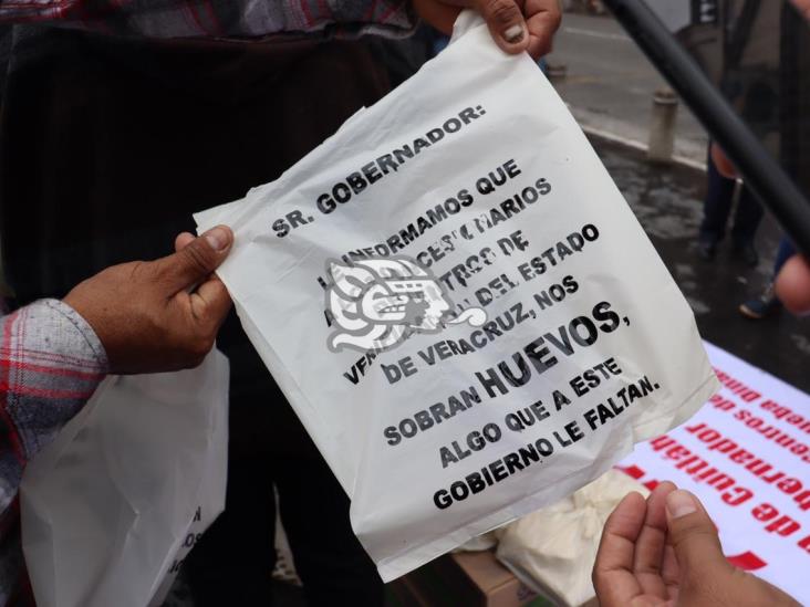 Protestan ‘con huevos’ dueños de verificentros en Veracruz