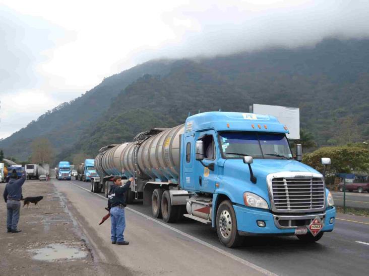 Transportistas se manifiestan contra Holcim Apasco en Ixtaczoquitlán