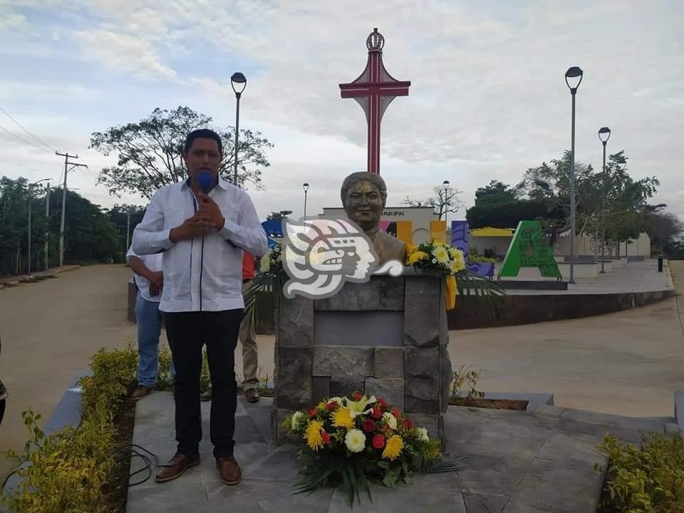 Develan busto de Gelasia Ceballos, primera alcaldesa de Sayula de Alemán