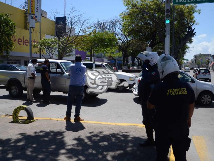 Choque entre dos unidades deja daños materiales