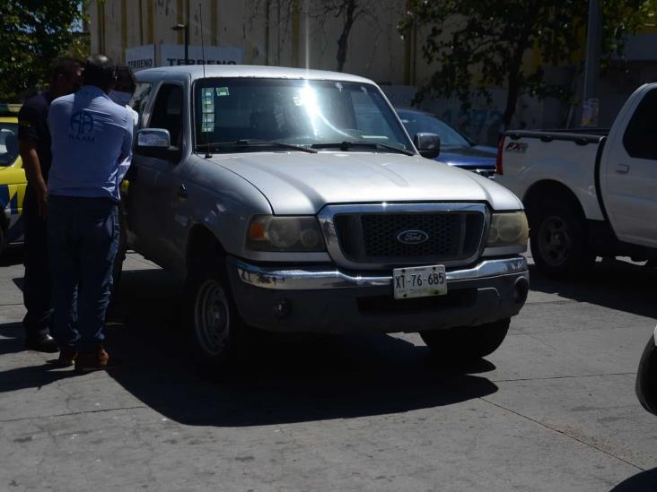 Choque entre dos unidades deja daños materiales