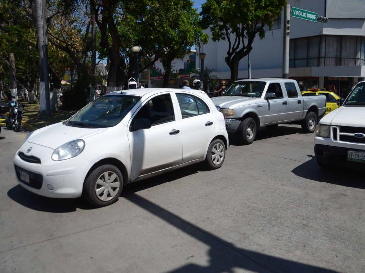 Choque entre dos unidades deja daños materiales